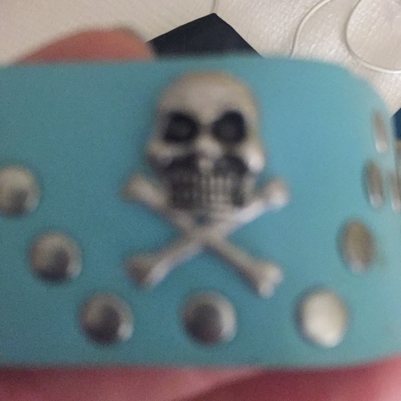 Leather Skull & Crossbones Bracelet - Picture 6 of 8